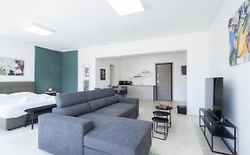 Hip And Fun Apt B